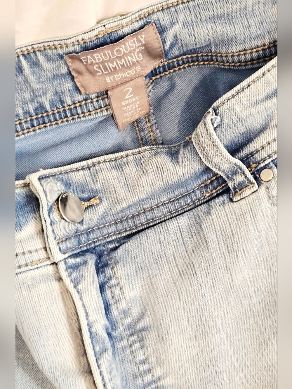 Chicos Fabulously Slimming Jeans 2 Short Light Wash Straight Leg Denim Womens Mi - Picture 5 of 6